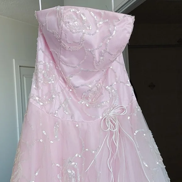 Beautiful Cache Gown🩰🛍 - Picture 5 of 17